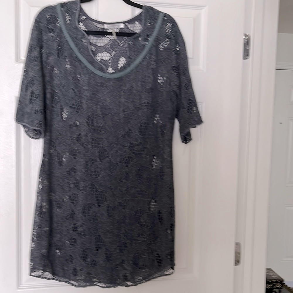 BLUE KNIT TUNIC - SHORT SLEEVES - CROCHET LOOK - FULL ADJUSTABLE UNDER SLIP - L